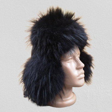 Дамска шапка от естествена кожа и енот